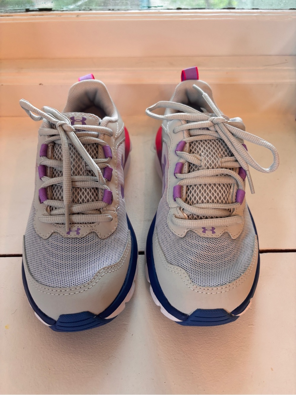 Under Armour Kids Light Gray Sneakers (3.5)